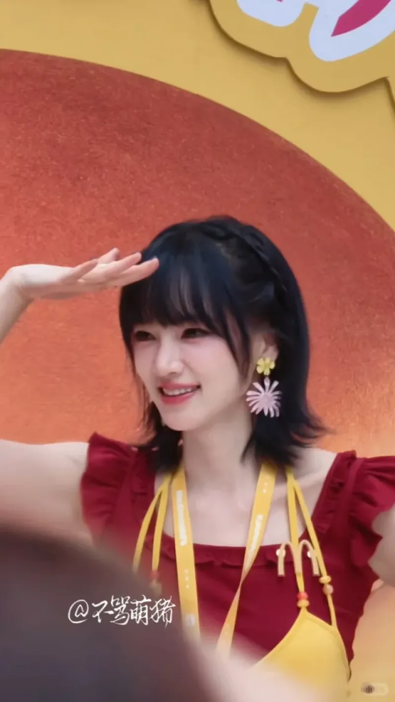 黄灿灿麦当劳一日店长跳舞超级萌呀！！！