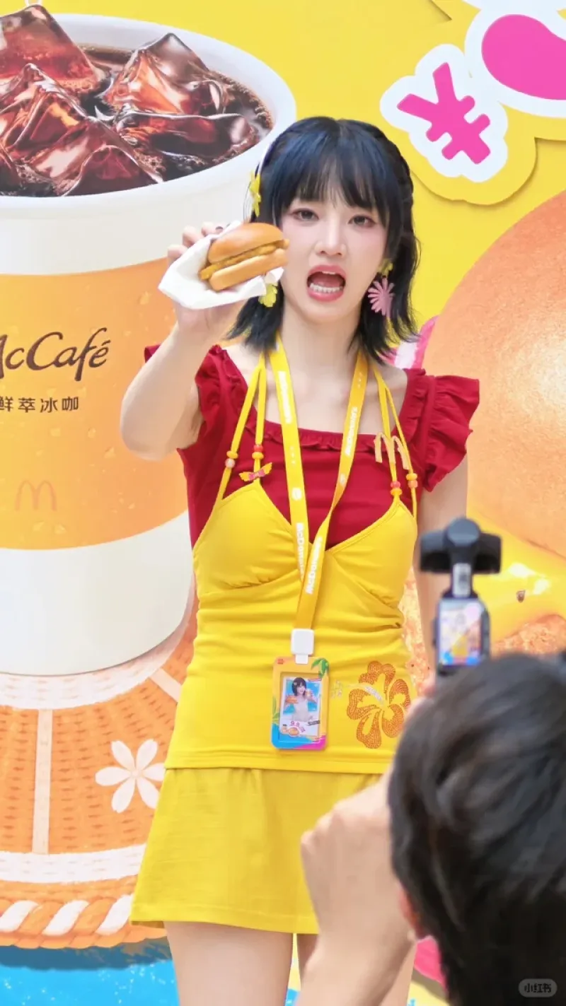 一句话让黄灿灿喂我吃汉堡